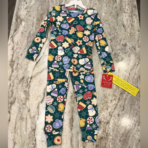 Jingles & Joy Christmas pajama sets - Picture 11 of 11
